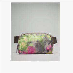 NWT Lululemon everywhere belt bag 1L Hyper Dye Multi/Rover